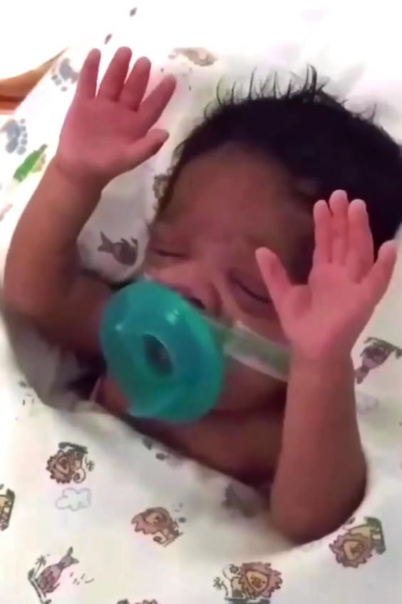 Newborn Worships God