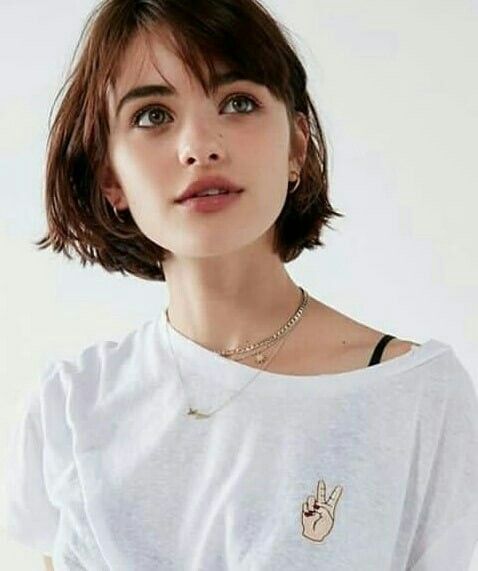 30 Stylish And Simple Short Hairstyles For Women Flymeso Blog Short Wavy Hair Thick Hair Styles Short Hair With Bangs