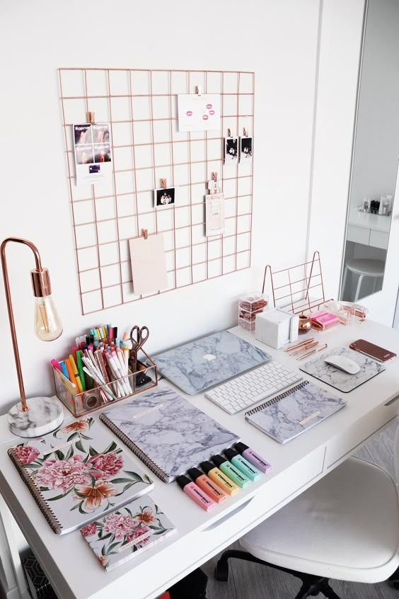 bureau bien organisé avec des fournitures marbrées et florales