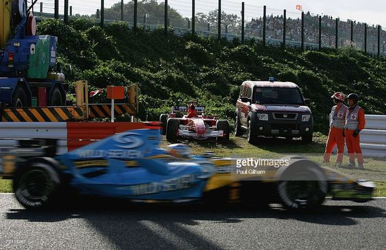 GP Japonii 2006 tor Suzuka Fernando Alonso mija zepsuty bolid Schumachera
