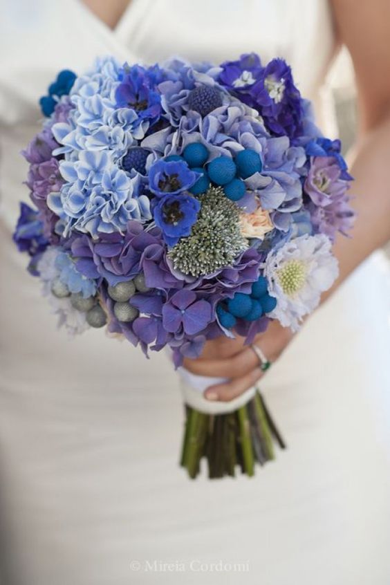 Ramo de novia de hortensias azules y malvas #bridalbouquet #flores #novias