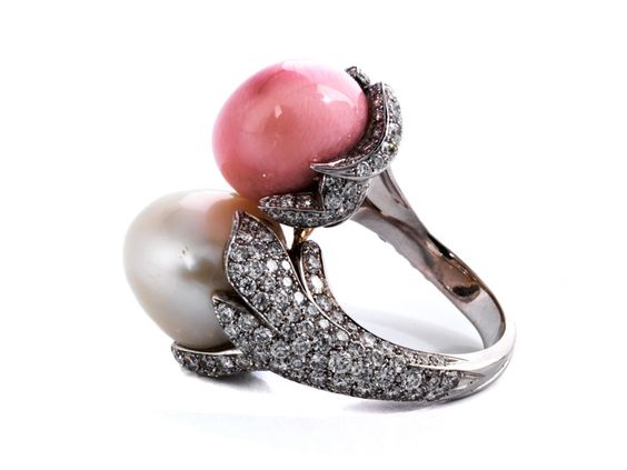 Conch and natural pearl ring Ring size: 54. Ring head size: ca. 3 cm. Weight: ca. 28.0 g. 18 ct white gold.