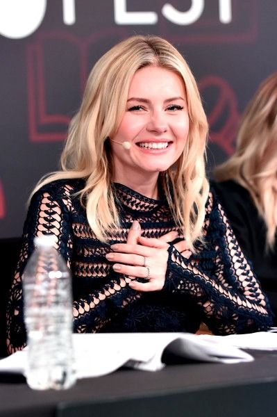 Elisha Cuthbert, “Happy Endings” table read at...