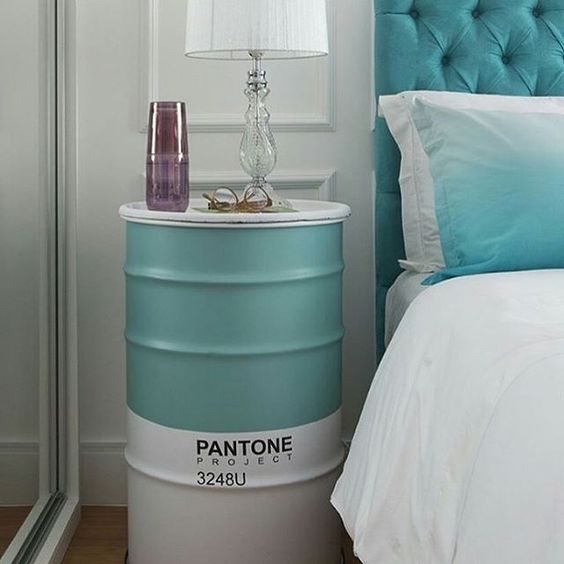 Nossa tambor pantone nesse quarto lindo by @__ahsim__ . Quer um tambem? Da para encomendar na cor pantone que quiser. Basta enviar um email para doris@coisasdadoris.com.br ou digitar a palavra TAMBOR no campo busca so site www.coisasdadoris.com.br escolha o tamanho desejado-independente da estampa e nos escreva com a cor que deseja. #lojadecoracao #instadecor #quarto #quartodecasal #criadomudo #criadomudocriativo #pantone #tonel #tamborpantone