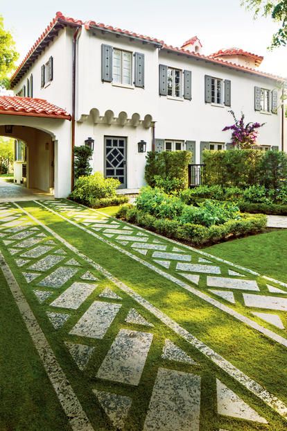 Deain Carport dengan Grass Brick di Malan dan Batu