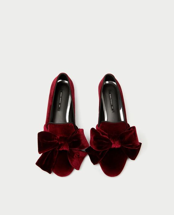 Mocasines de terciopelo con lazo en color rojo sangre.