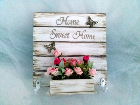 Quadro porta chaves-Home Sweet Home com floreira com detalhes em stencil ,madeira ,flores Medidas: 25 x 25 x 5 cm Peça única