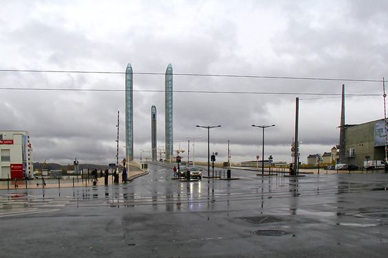 Перекресток перед мостом Pont Jacques Chaban-Delmas