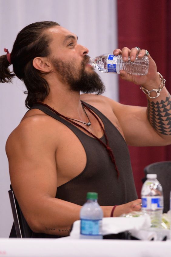 jason momoa man bun