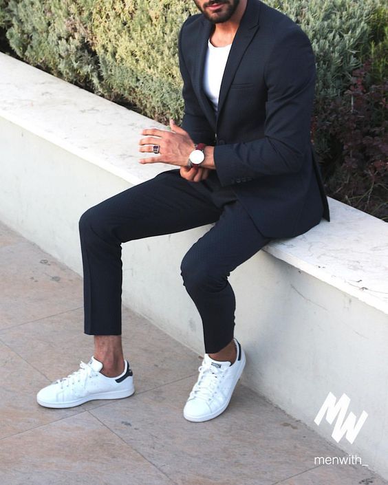 TÊNIS BRANCO MASCULINO: Como Usar? 10 maneiras Diferentes para compor o Visual - Guia Macho Moda | Tenis branco masculino, Traje esporte fino masculino, Moda masculina casual