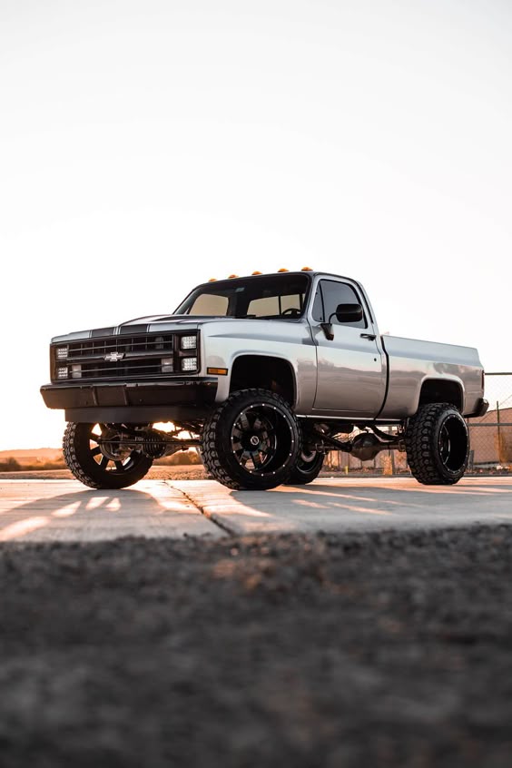 Lifted 1987 Chevy K10 / Silverado V10 - a Diamond in the Rough - offroadium.com
