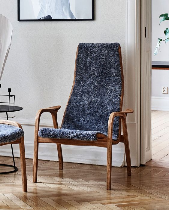 Lamino Fåtölj från Swedese, en riktig designklassiker formgiven av Yngve Ekström. Lamino är ett typexempel på tidlös formgivning, där naturens egna material och ett noggrant hantverk resulterat i en möbel som är lika tilltalande idag som för kommande generationer. När Yngve Ekström ritade fåtöljen 1956 gjorde han det med människan som utgångspunkt, vilket gör den lika behaglig att sitta i som att titta på.Fåtöljen och fotpallen har en stomme av laminerad och formpressad oljad ekfanér samt sittyt
