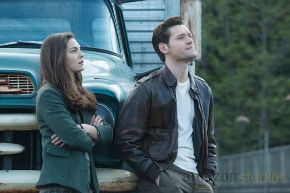 Alexa Davalos and Luke Kleintank in \'The Man in the High Castle.\' (Credit: Amazon Studios). Mais