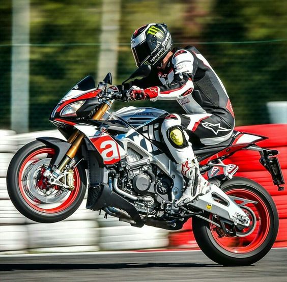 Aprilia Tuono V4