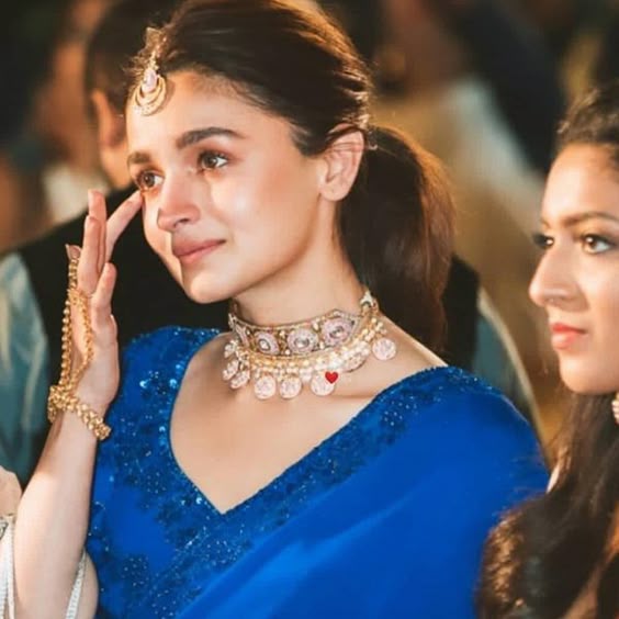 All the inside pictures of Alia Bhatt in her best friend\'s wedding. | Moviekoop