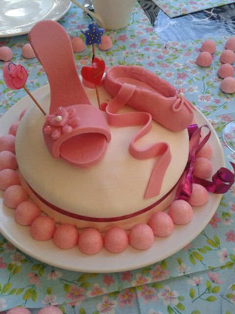 1er Gateau En Pate A Sucre Theme L Anniversaire De Ma Belle Fille De 13 Ans Desserts Food Cake