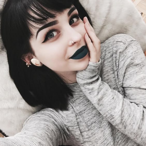 chica acostada con los labios negros