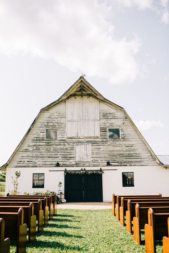 Taking place at a barn in Floyd, Virginia, Cam and Kelsey’s wedding was full of rustic charm. From the open air venue and homespun details to the barn reception, this romantic wedding is a rustic bride’s dream. Get more wedding inspiration at rusticweddingchic.com | Photo: @sincerely_annamarie_photo
