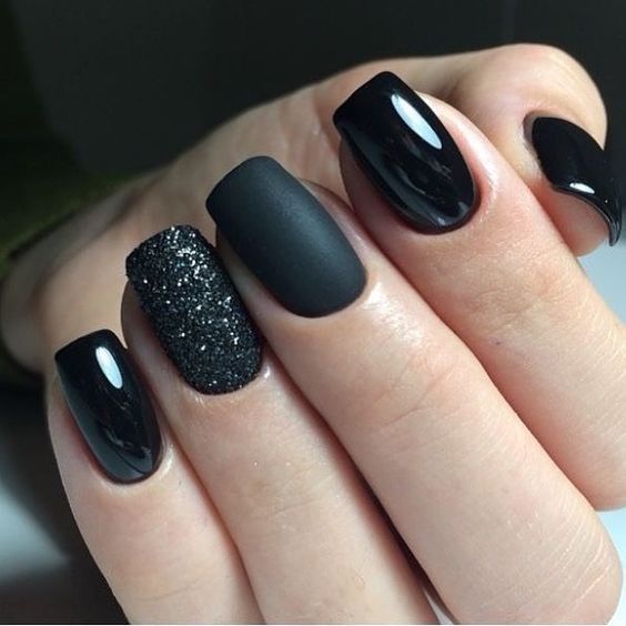 Manicuras de negro para rockeras pero ¿realmente solo ellas las puedes usar de esta tonalidad?. Disfruta una manicura rockera y sal de lo tradicional.