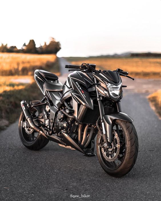 sqaw on Instagram: “Golden hours 🌤🌾🥵 @veena_bikeuse Suzuki gsxs 750 \u2063 📸 : @sqaw_biker \u2063 🎨 : @sqaw_biker \u2063 🏍 : @veena_bikeuse #suzukigsxs750 #suzuki…”