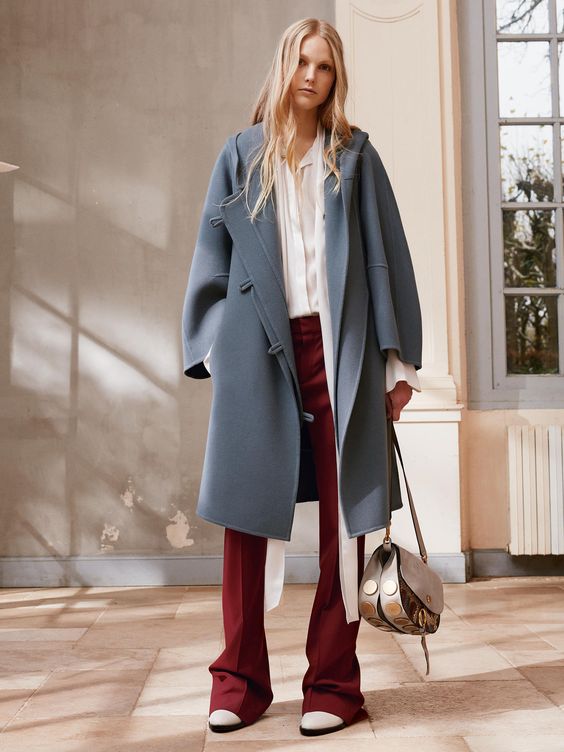 Find out about the latest Chloé Fall Collection creatively directed by Claire Waight Keller. Dresses, skirts, jackets, pants to be worn by modern Chloé's Girl.