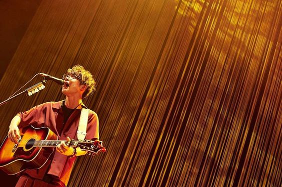 シンガーソングライターの川崎鷹也が、7月23日に、自身初の東京・大阪でのワンマンライブツアー『みんなで繋がる広がる輪』の東京公演を開催した。 川崎鷹也は、「魔法の絨毯」のストリーミング累計が現在1億回再生突破中と、急速に躍進を続けている栃木県出身のシンガーソングライター。2021年に入ってから、怒涛のメディア露出と、各音楽配信チャートを席巻。さらには注目の新生アーティストを見つける指標となっているチャート「Billboard JAPAN Heatseekers Songs」で、通算15回の首位で、2021年上半期1位を獲得!現在最も勢いのあるシンガーソングライターの1人だ。 ライブをやってもお客さんが集まらないという苦しい下積み時代を長く送った川崎。アーティスト活動の中でも、最もライブを大切にする彼は、目の前に広がる、お客さんで埋まった会場を見て、ライブ中「皆さんから拍手をもらうと、全身が痺れるんです。本当に素敵な瞬間を見せて頂きありがとうございます。」と感慨深く語った。 ライブは全14曲で構成され、バンドメンバーなしで臨んだ本公演。圧倒的表現力と、魂のこもった歌唱で、ラ