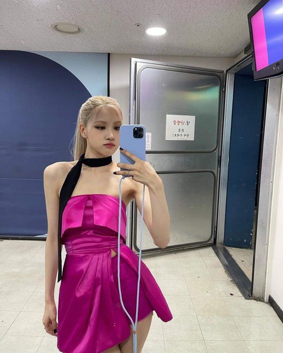 ROSÈ/BLACKPINK/ON THE GROUND ON STAG/ROSÈ SELFI WITH PHONE/ROSÈ PHOTOS