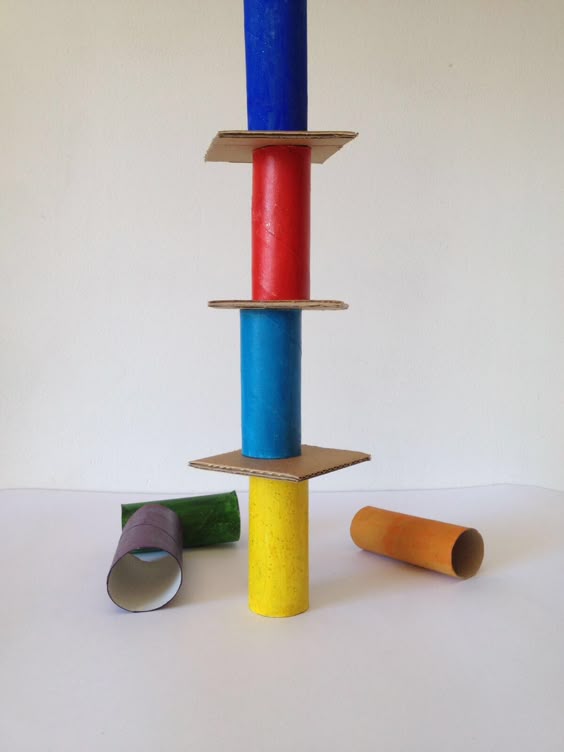 DIY juego con rollos de papel, muy sencillo, rápido y con materiales reciclados. #manualidadesparapeques #manualidadesconpeques #actividadesparapeques #diyrollospapel #diyreciclaje