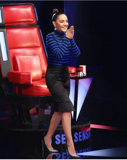 Ebru Gundes Mavi Kazagi Ve Kalem Etegiyle Cik Hos Gorunuyor Singer Talk Show Mavis