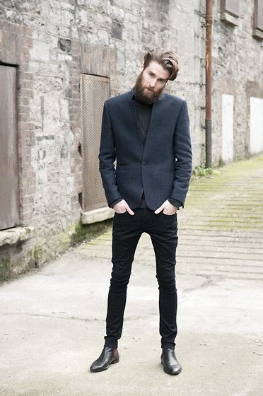 Comprar ropa de este look: https://lookastic.es/moda-hombre/looks/blazer-gris-oscuro-jersey-de-cuello-alto-negro-vaqueros-pitillo-negros-botines-chelsea-negros/4974 â Jersey de Cuello Alto Negro â Blazer Gris Oscuro â Vaqueros Pitillo Negros â Botines Chelsea de Cuero Negros