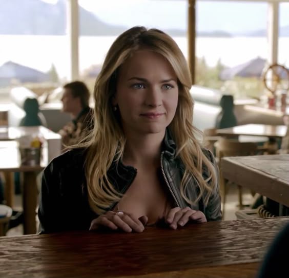 Britt Robertson as cassie blake in season 1 episode 1 of the secret circle