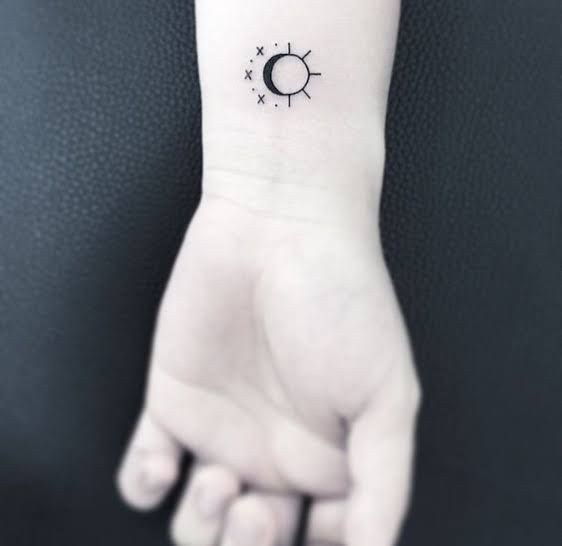 La Originalidad De Los Tatuajes De Sol Y Luna Para Parejas Tatuajes De Parejas Tatuaje De Sol Tatuajes Que Hacen Juego