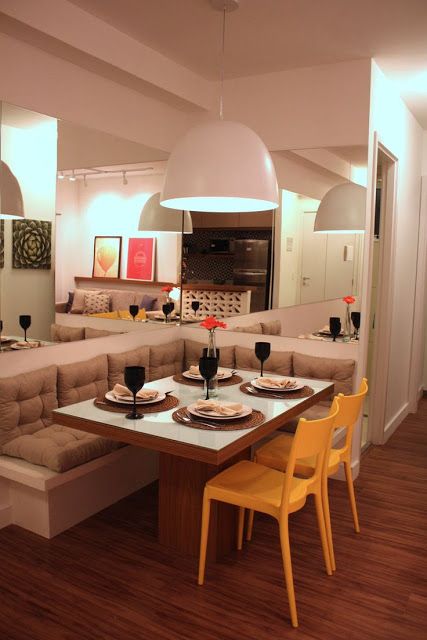 Sala de jantar com mesa de canto e espelho, resultando num ambiente bem acolhedor!!