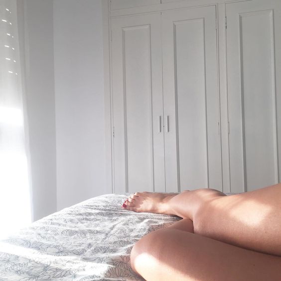 Con este calor hay que dormir con las ventanas abiertas, la luz entra tímida y nos despierta... Pero es D O M I N G O y toca remolonear un rato. Mi plan para hoy es DESCANSAR, con mayúsculas, descansar en la piscina, descansar en el jardín...y el tuyo, cuál es tu plan para hoy? . . . #deco #diy #craft #upcycle #reciclar #recycle #decor #decoration #instafoto #fotodeldia #picoftheday #sleepy #cama #dormir #amanecer #piernas #legs #enlacama #onbed #armarioblanco #remolonear #hoynomepuedolevantar
