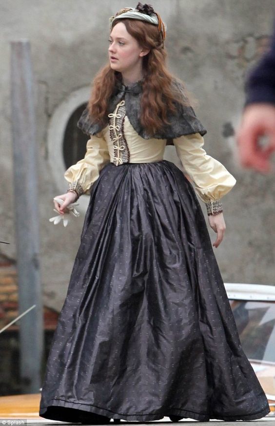 Dakota Fanning as 'Effie Gray' (2014).