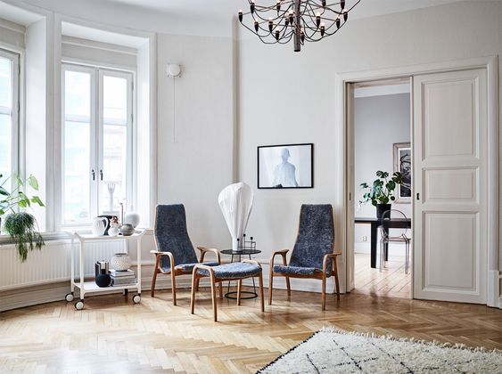 Lamino Fåtölj från Swedese, en riktig designklassiker formgiven av Yngve Ekström. Lamino är ett typexempel på tidlös formgivning, där naturens egna material och ett noggrant hantverk resulterat i en möbel som är lika tilltalande idag som för kommande generationer. När Yngve Ekström ritade fåtöljen 1956 gjorde han det med människan som utgångspunkt, vilket gör den lika behaglig att sitta i som att titta på.Fåtöljen och fotpallen har en stomme av laminerad och formpressad oljad ekfanér samt sittyt