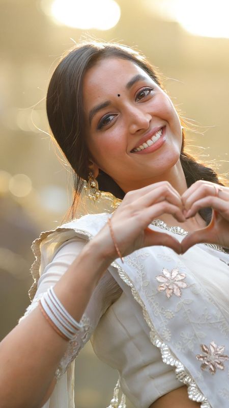 Srinidhi shetty Wallpaper Download | MobCup