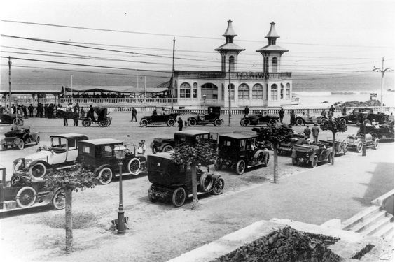 Coches en fila ante el balneario de El Sardinero
