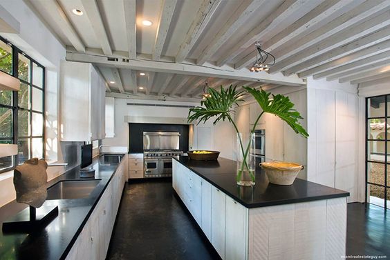 Luxurious Minimal Decor in Calvin Klein's Former Miami Home - PHOTOS VIA CURBED.COM Belgian designer Axel Vervoordt has created an understated, chic retreat on the shores of Miami, Florida for fashion designer Calvin Klein.