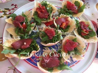Cestini Di Grana Con Bresaola E Rucola Amici In Cucina Ricetta Ricette Cibi E Bevande Cibo E Vino