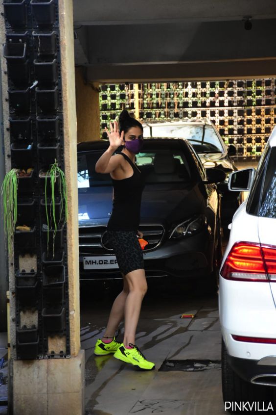 Actresses nowadays love to flaunt their toned physique apart from their acting prowess. They are often seen sweating it out at the gym to get those chiselled abs along with a picture-perfect body. Two of the stars who are on top of their fitness game are Rakul Preet Singh and Pooja Hegde. Rakul Preet Singh was papped outside a gym in Mumbai, wearing a black spaghetti top along with black shorts and neon shoes. The actress chose to tie her hair in a tight bun and looked absolutely ready for wo
