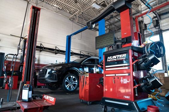 Let\'s discuss the primary warning indications that your alternator may be failing. Your alternator keeps your battery charged. You won\'t be able to start your car without it, and your gadgets won\'t work. Getting your alternator examined is necessary if you notice any of the following: 1️⃣ Excessively bright or dim lighting 2️⃣ Dead battery 3️⃣ Frequently stopping 4️⃣ Difficult starting 5️⃣ Illuminated light for a dead battery