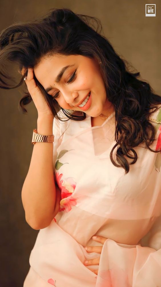 Aishwarya Lekshmi Wallpaper
