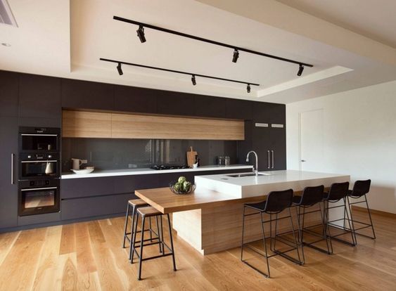 Cuisine noire et bois ultra moderne : des lignes minimalistes et épurées