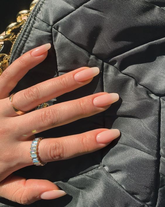 Se você é apaixonada por nail art com certeza tem visto ultimamente unhas no formato de bailarina, certo? Ovalada no comprimento mas com a ponta retinha, este formato de unha virou febre entre as gringas e famosas; Ainda não tinha ouvido falar sobre essa trend? #unhas | unhas gel | #gel | unhas decoradas | unhas elegantes | unhas bonitas | unhas de bailarina | #nailart | unhas decoradas delicadas | unhas perfeitas | unhas de fibras | #fibras | unhas grandes | unhas de gel bailarina | #unhagel