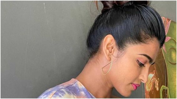 Sai Dhanshika 8th Apr 2022 Sai Dhanshika, Fashion, Celebrity, Model, Manogari, Yogida 8th Apr 2022 : நடிகை சாய் தன்ஷிகா 2009 இல் ஜெயம் ரவியின் பேராண்மை படத்தில் அறிமுகமானார். தொடர்ந்து மாஞ்ச வேலு, அரவான், பரதேசி, யா யா, கபாலி, சோலோ, விழித்திரு, இருட்டு மற்றும் லாபம் ஆகிய படங்களில் நடித்தார். தற்போது சினிமாவில் முதல்முறையாக இரட்டை வேடங்களில் நடிக்கிறார். இவர் நடிக்கும் படத்துக்கு ‘மனோகரி’ என்று பெயர் வைத்துள்ளனர். ‘மனோகரி’ படத்தை நவாஸ் அகமது எழுதி இயக்கியுள்ளார். சினேகனின் மனைவி கன்னிகா சினேகன் க