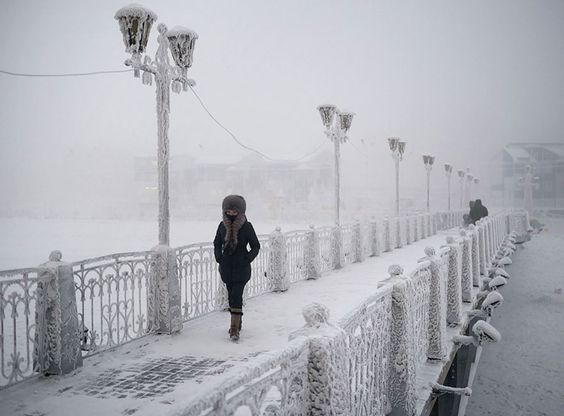 Oymyakon se encuentra en un valle rodeado de montañas, eso favorece a que el viento se detenga por completo, lo que a su vez hace que las bajísimas temperaturas sean un poco más soportables, y que en el breve verano se alcancen hasta 35°C. Un gran cambio ¿no?