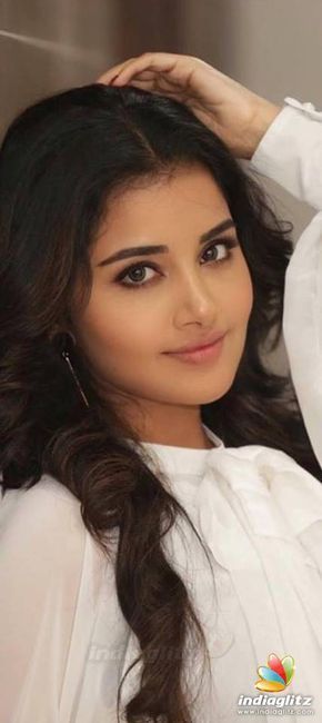 Anupama Parameshwaran Photos - Malayalam Actress photos, images, gallery, stills and clips - IndiaGlitz.com
