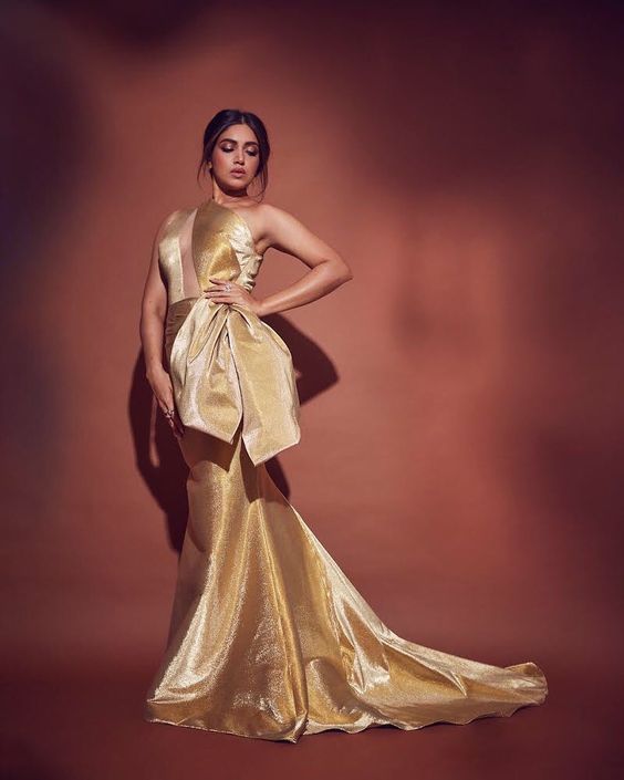 Bhumi Pednekar really need to get a new stylist, what was she really thinking before opting for thins very 2017s gown. Unflattering on her body completely. Contact info.dlobfashion@gmail.com #Worstdressed #celebritystyle #bhoomipednekar #bollywood