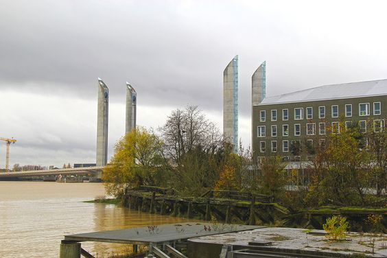 Вид на мост Pont Jacques Chaban-Delmas через канал